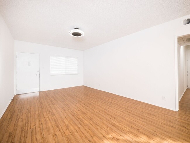 Building Photo - Modern 1-Bedroom Apartment in Prime Sherman Oaks