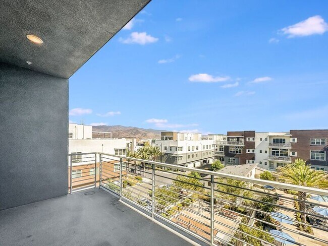 Building Photo - 2055 Bravo Loop