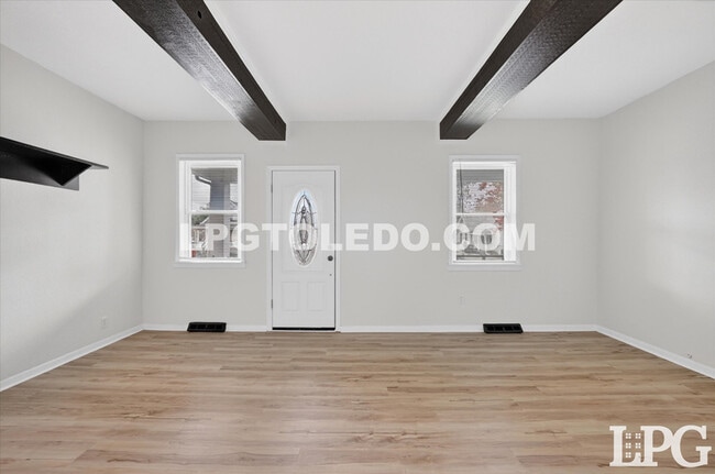 Building Photo - 921 Berry St