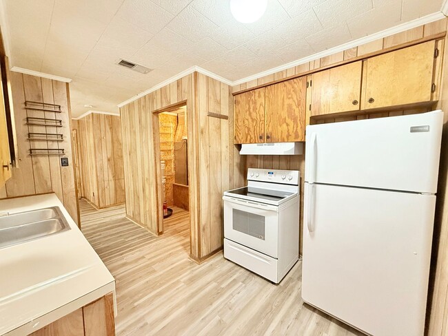 Building Photo - Charming 2-Bedroom Cottage On 1.25 Acres