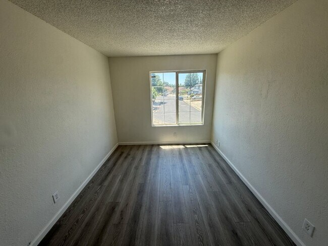 Building Photo - Rare Remodeled 5 Bedroom 2.5 Bath Tri Level in Vacaville