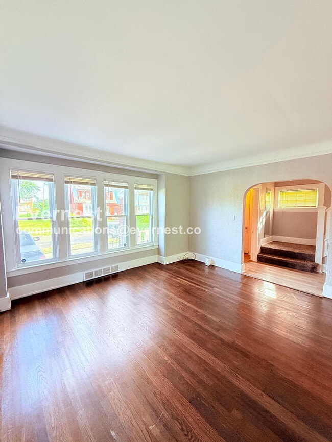 Building Photo - 3 Bed, 1 Bath Home with Fenced Yard / Vouchers Accepted / Available Now!