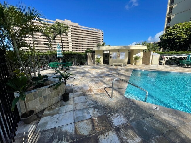 Building Photo - Gorgeous renovated high-floor apartment in great building.