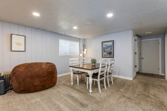 Building Photo - 1416 E Hollow Dale Dr