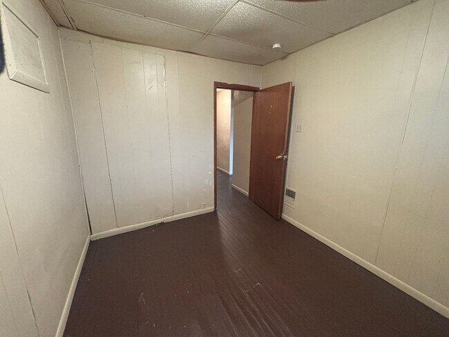 Building Photo - Sweet Single Story Swissvale Living!