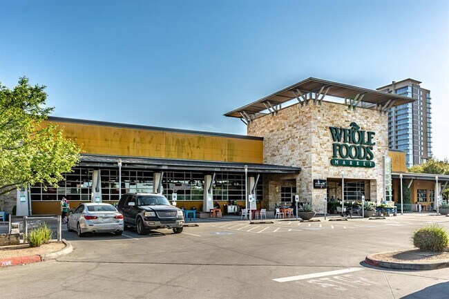 Minutes From Whole Foods & Many Other Local Markets - 643 Hartman St