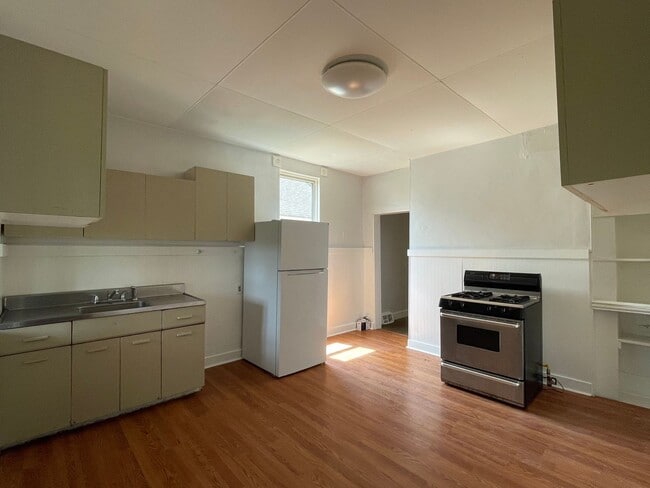 Building Photo - Charming 2 Bed / 1 Bath Single-Family Home...