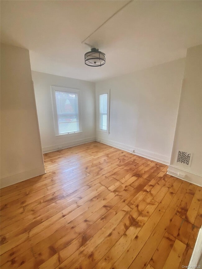 Building Photo - 8 Willow St