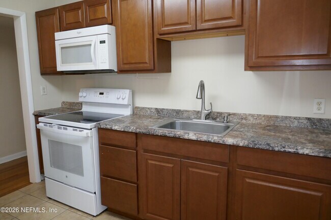 Building Photo - 2404 Red Oak Dr