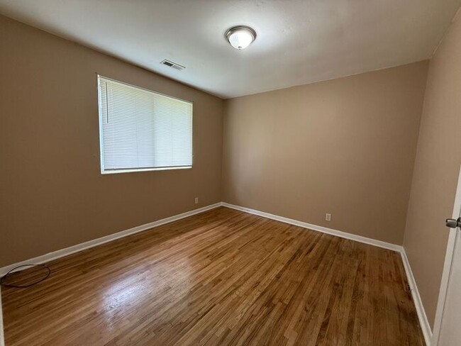 Building Photo - 2 Bedroom Apartment Near Downtown