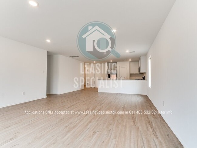 Building Photo - MOVE IN SPECIAL on This Spacious 3 Bed 2 B...