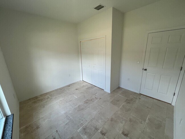 Building Photo - ASK US ABOUT FREE RENT-MOVE IN READY 3/2-L...
