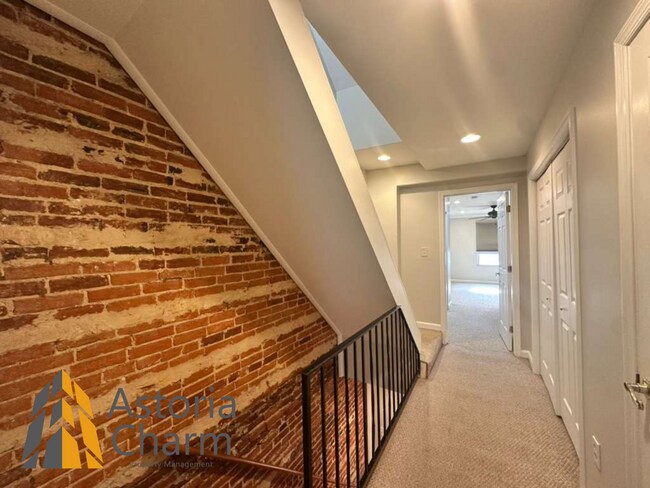 Building Photo - 3 Bedroom Home with Rooftop Views and Modern Finishes