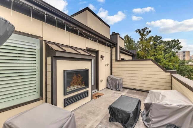 Building Photo - Modern 4-Level Townhome with Rooftop Terrace & Indoor/Outdoor Fireplace Near Old Town
