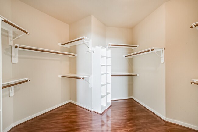 Building Photo - 11025 Robin Hood Ct