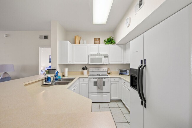 Building Photo - 2/2 CONDO IN BEACHWALK -FULLY FURNISHED SEASONAL RENTAL