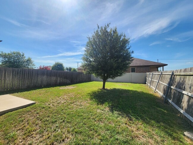 Building Photo - Wood Like Tile Flooring & Vinyl Plank - No Carpet / 1 Story Unit/ Fenced in Yard / Interior Washe...