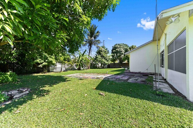 Building Photo - 681 SW Saragossa Ave