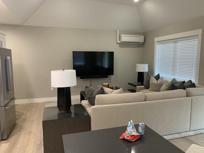 Family room/Vaulted ceiling - 16500 Boones Ferry Rd