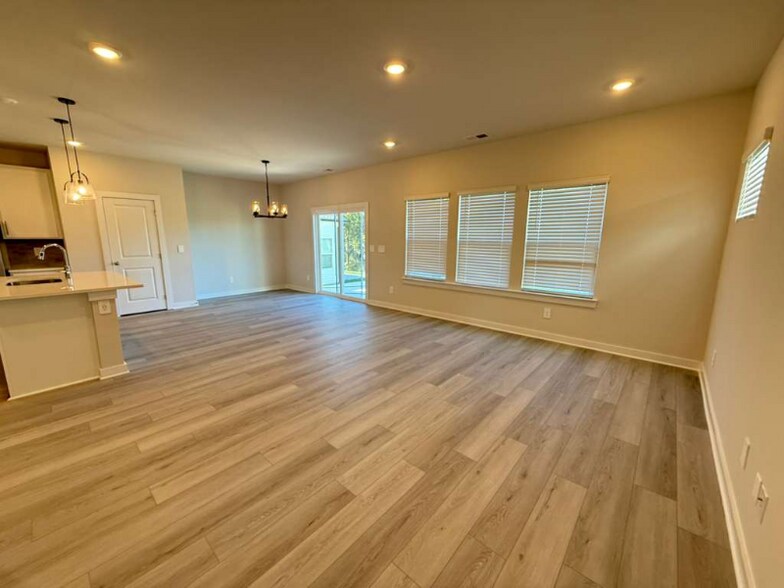 Building Photo - 3927 Northbrook Dr