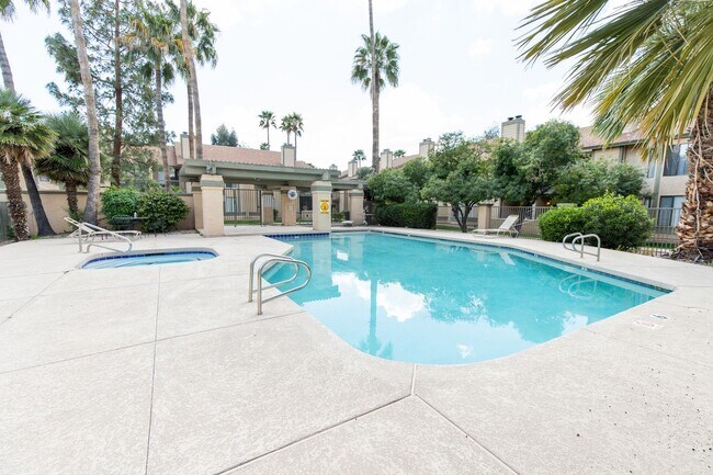 Building Photo - Beautiful 2 bedroom 2 bathroom with private patio in Glendale!