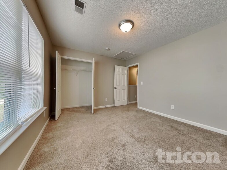 Building Photo - 121 Eagle Pointe Dr