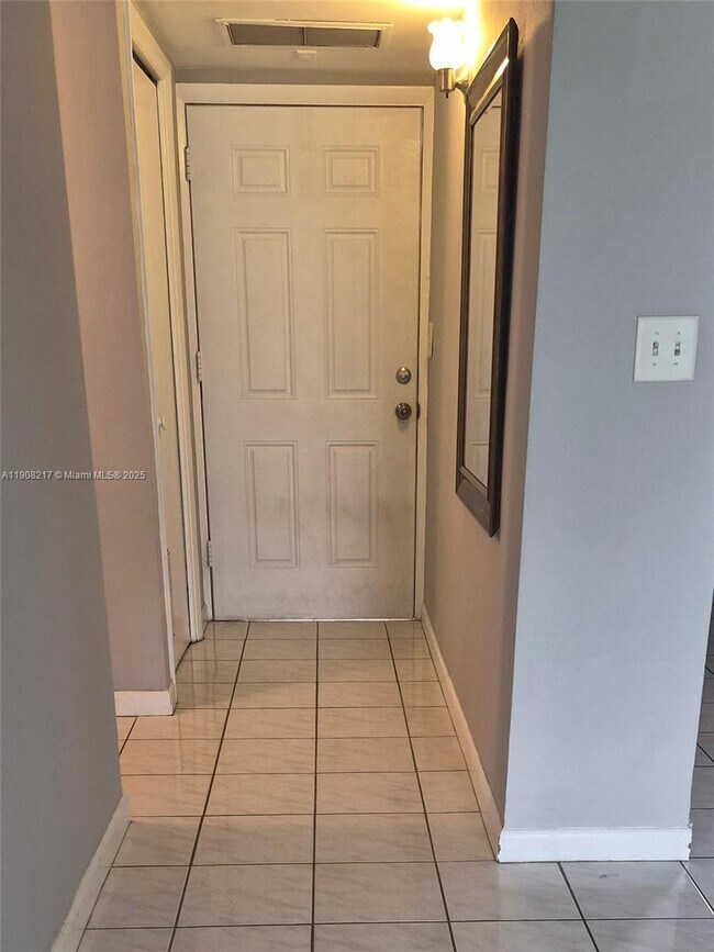 Building Photo - 2905 Point E Dr