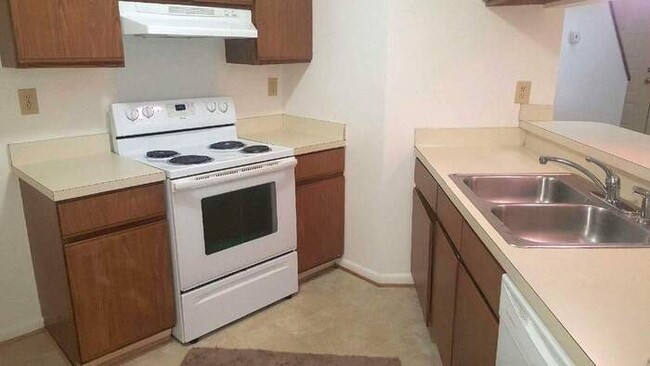 Building Photo - AWESOME 3 BED/2 BATH TOWNHOME W/OPEN FLOOR...