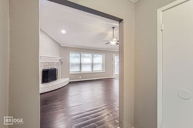 Building Photo - 5607 Circlegate Dr