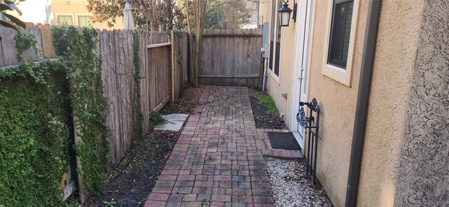 Building Photo - 11614 Royal Oaks Crossing