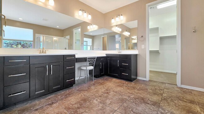 Building Photo - Upgraded kitchen and lots of sq ft in Verrado!