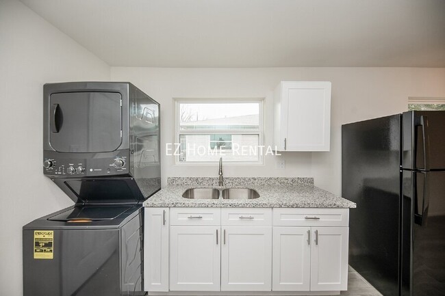 Building Photo - 5042 Mallow St