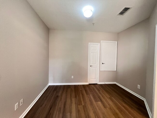 Building Photo - Great townhouse -  available now!