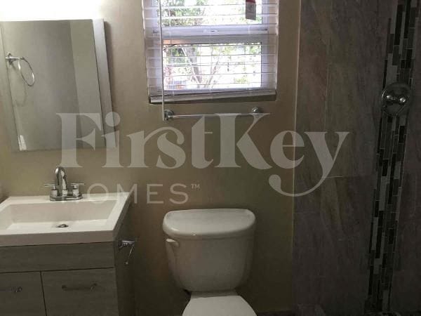 Building Photo - 2530 NE 9th Ave