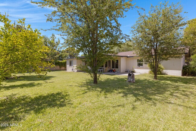 Building Photo - 335 E Solana Dr