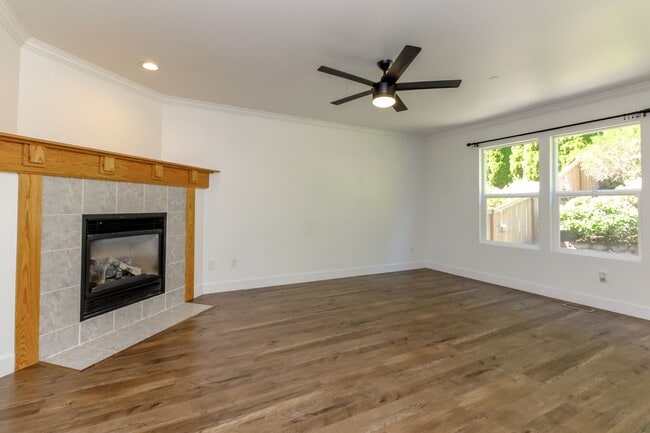 Building Photo - Beautiful upgraded 4 bedroom DuPont home with AC and sprinkler system
