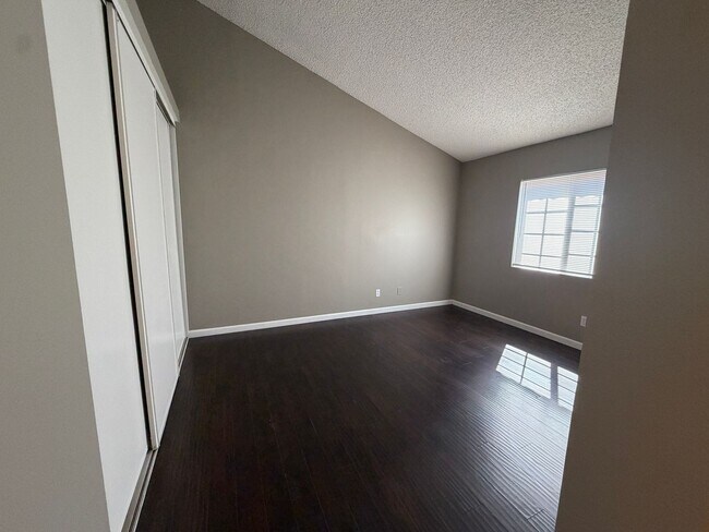 Building Photo - 4937 Sunburst Dr