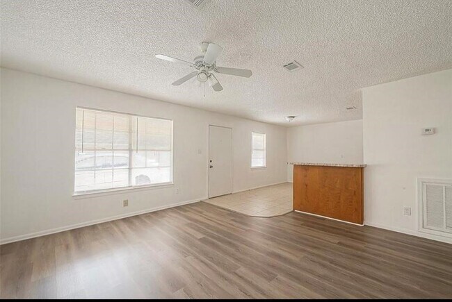 Building Photo - 8430 Round Rock Dr