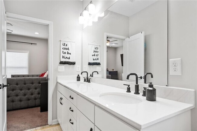 Building Photo - 2047 Drew Dr