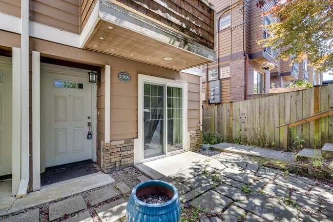 Building Photo - Stylish 3 bedroom townhome in Madison Valley!