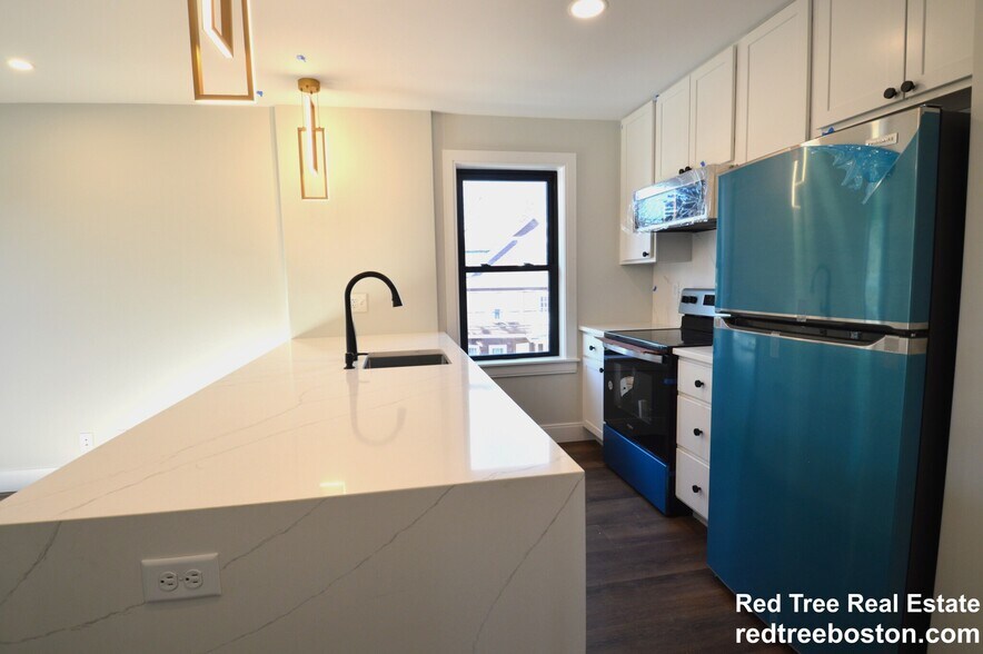 Building Photo - 25 Hunnewell Ave
