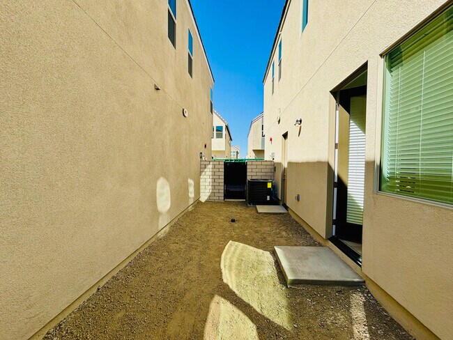 Building Photo - 27366 Hyland Ct