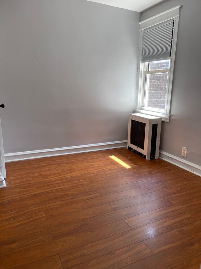 Building Photo - Lovely 3-bedroom townhome near 69th St.