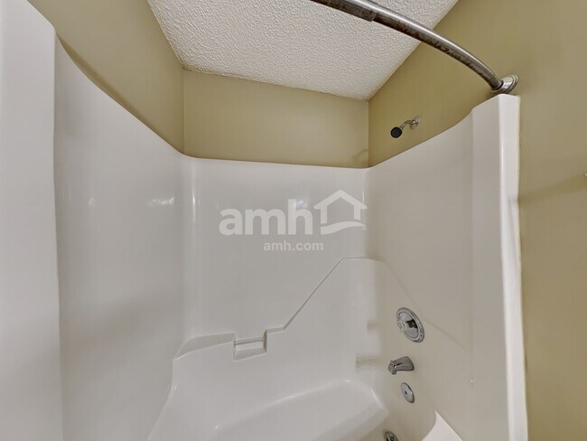 Building Photo - 1105 Stonewater Dr