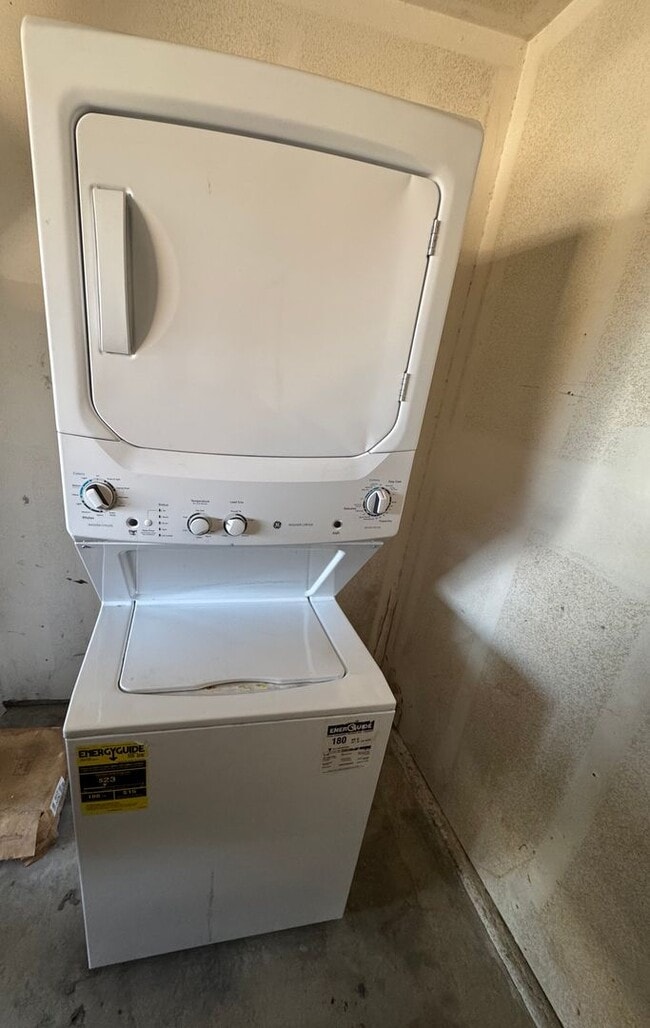 Building Photo - 2 BEDROOM 1 BATH - UPSTAIRS UNIT