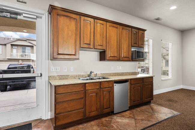 Building Photo - 452 N Kent Ln