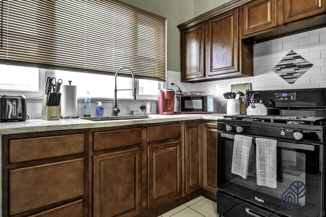 Building Photo - Furnished 2-Bedroom First-Floor Apartment Near Elmwood Village