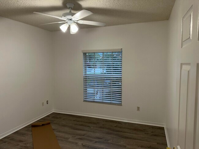 Building Photo - 5032 Lantana Rd
