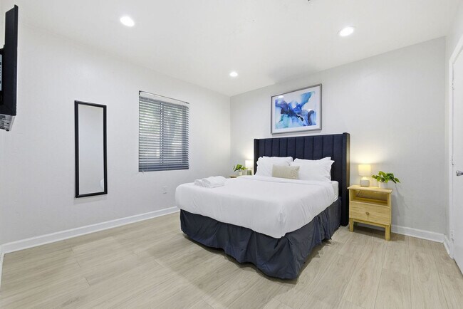 Building Photo - 6715 NE Miami Pl