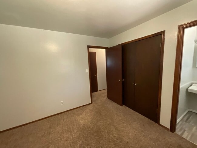 Building Photo - 3 bed, 1.5 baths, 2 car garage